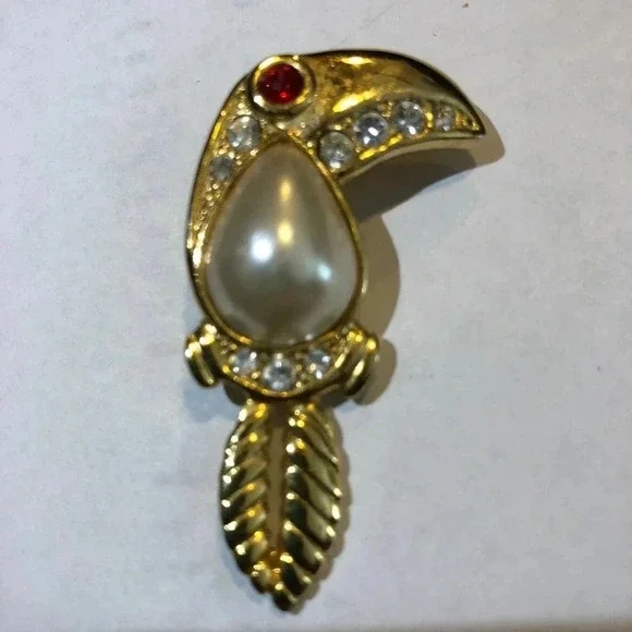 Beautiful Perl and Crystal Parrot Brooch