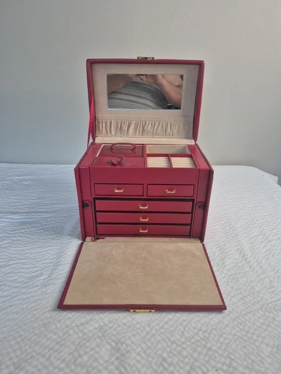 Lg.LEATHER? FAUX?Jewelry Box Pullout Lg. RED W/mirror See Lock Has SCRATCH!!