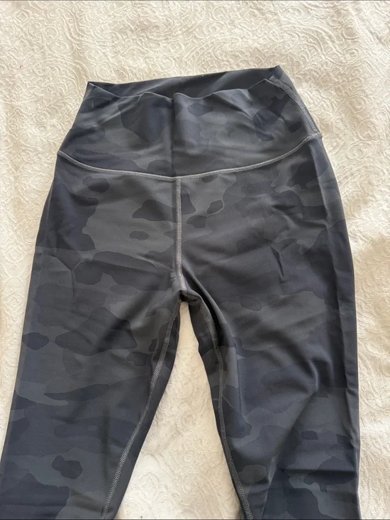 ALO Yoga Dark Gray Black Camo Leggings