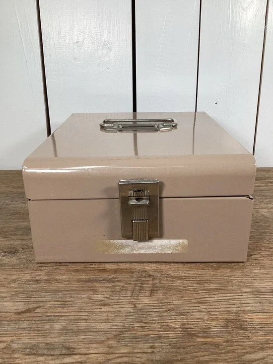 Vintage Beige Metal Lock Box 8