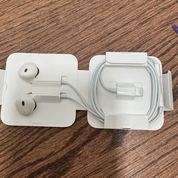 Apple EarPods Wired Headphones Lightning Connector White  A1748 New