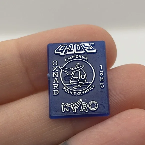 1985 Oxnard California Police Olympics Q-105 KT/RO Radio Plastic Lapel Hat Pin