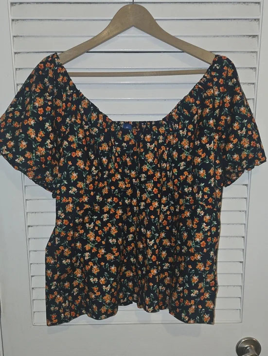 Old Navy Black Pufd Sleeve  Floral Blouse with smocked back sz XL