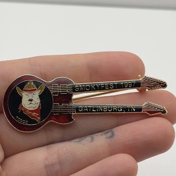 1997 Coca-Cola Collectors Club Smokeyfest Gatlinburg‎ TN Guitar Lapel Hat Pin