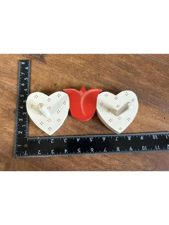 Wooden Wall Hook Rack with Heart and Tulip Design