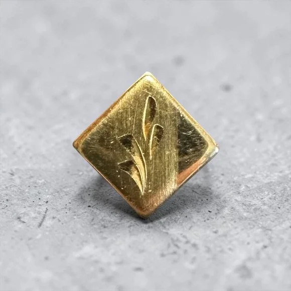 Vintage Gold Tone Etched Square Diamond Cut Floral Motif Tie Tack Mens Bar Chain