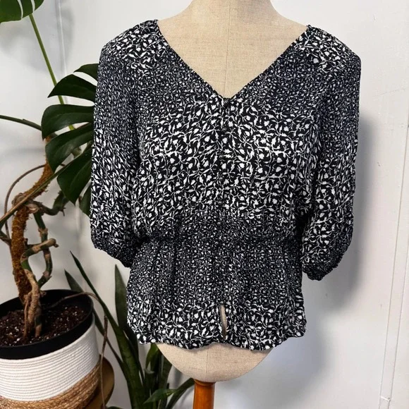 Banana Republic Silk Blouse Womens XS Navy Blue Floral Smocked Peplum V-Neck Top