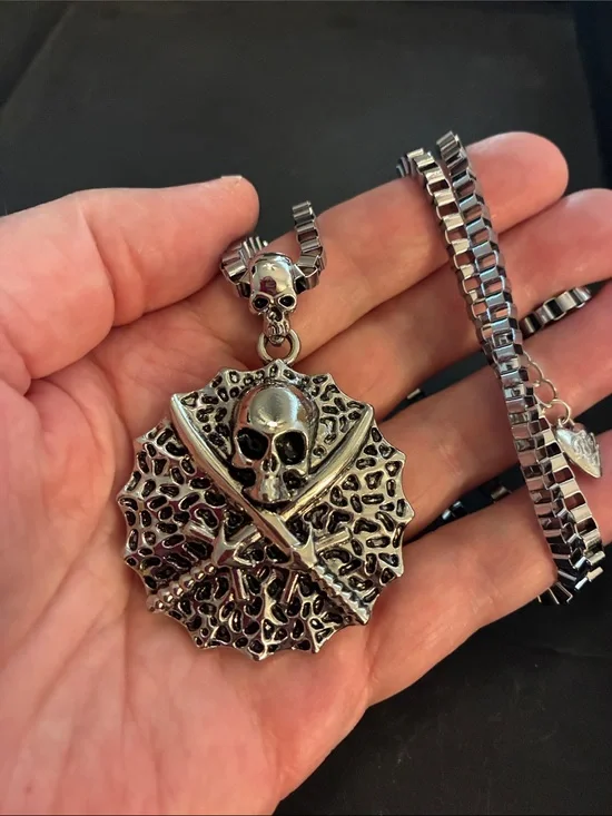 Men's Skull Crossed Swords Pendant Necklace. Skull On The Bale