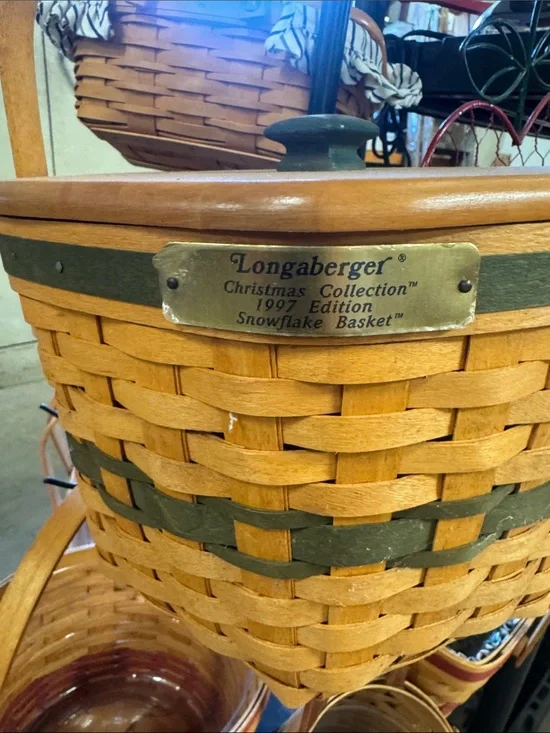 Longaberger Natural and Green Woven Holiday Basket with Plastic Divider