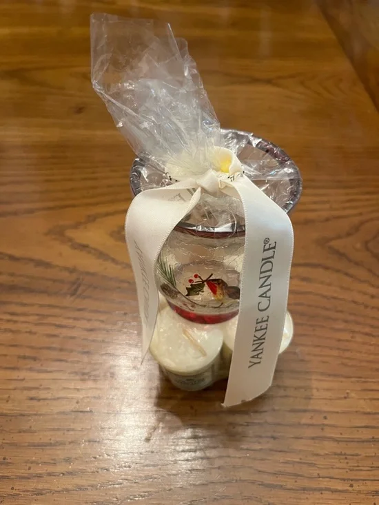 Yankee Candle White and Red Holiday Votive Set,‎ new with tags