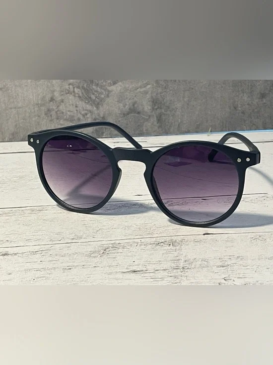 Lightweight Black Sunglasses with Gradient Lenses