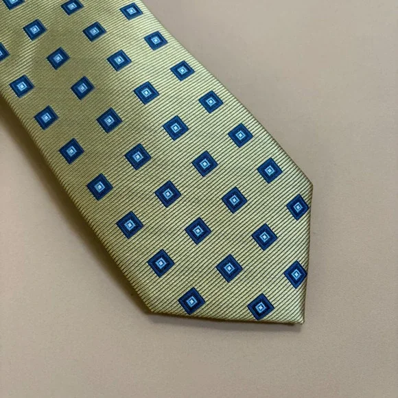 Jos A Bank Traveler Gold Blue‎ Geometric Silk Necktie Stain Resistant 3.5 Inch