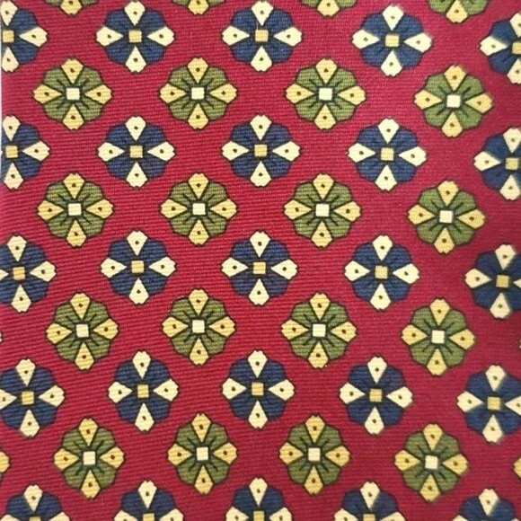 LANDS' END SILK TIE BURGUNDY WITH MEDALLIONS 3.75
