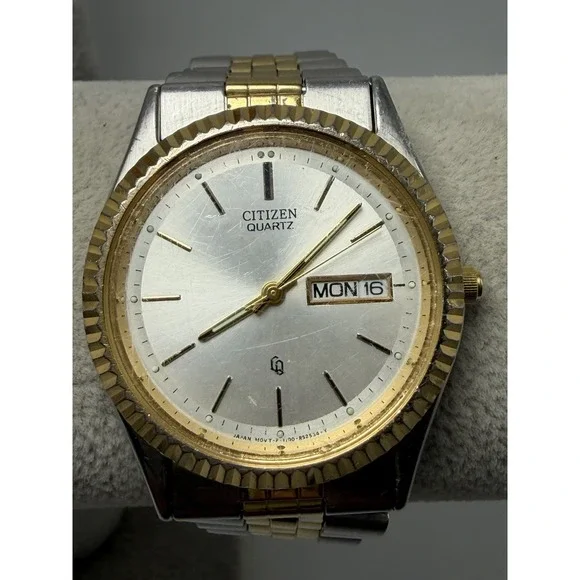Scratched Citizen 1100-R12535 New Battery Mens Watch 35MM 8
