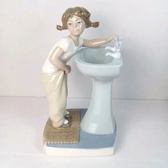 Lladro #4838 Clean Up Time Glossy  Girl at Sink Porcelain Figurine Retired 7.25