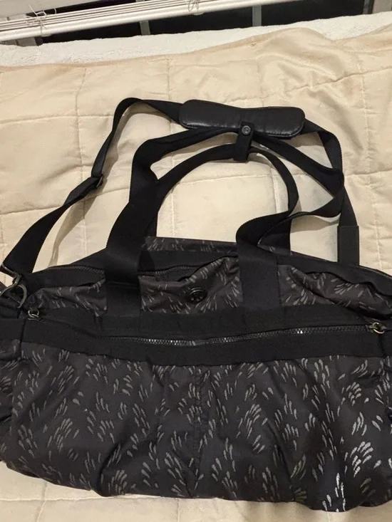 Lululemon Black Patterned Lightweight Shoulder Bag + BONUS   Master Lock