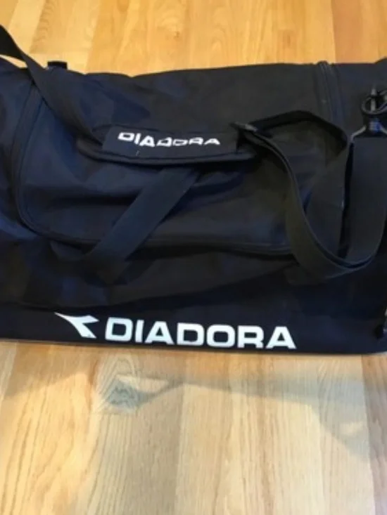 DIADORA SOCCER SMALL PLAYER BAG. 12X12X24