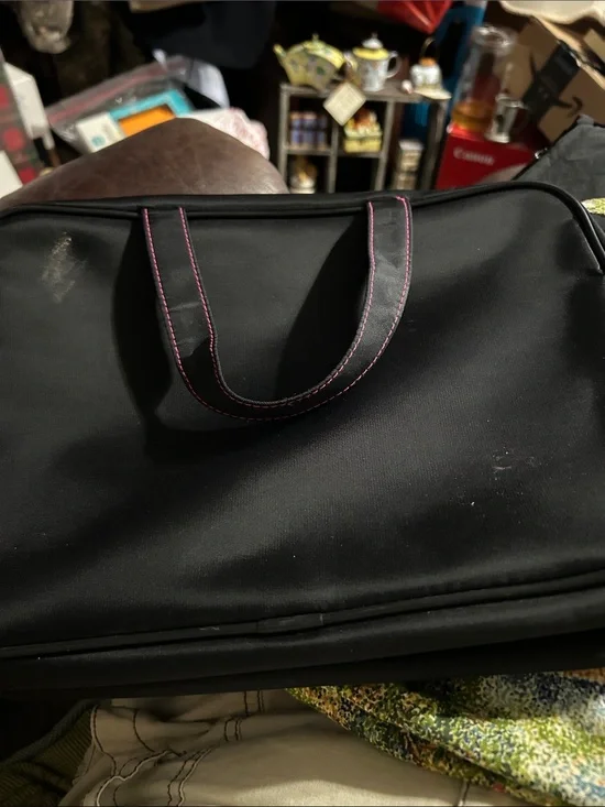 Men's Black Travel  toiletry Bag  with Red Stitching. EUC