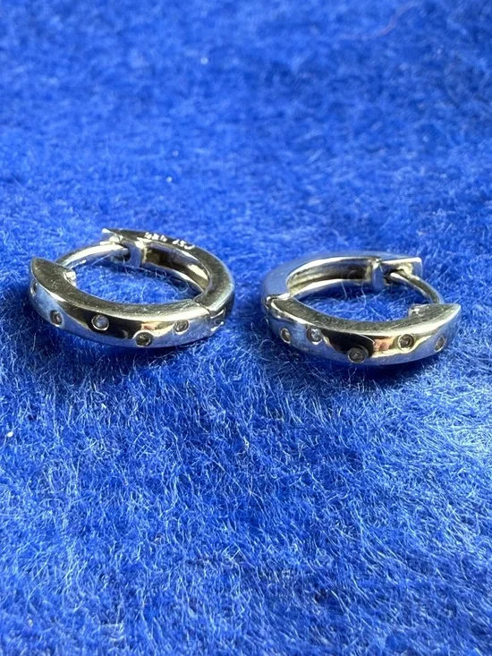 In Season Jewelry 925 Sterling Silver Staggered Gem Hoop earrings.