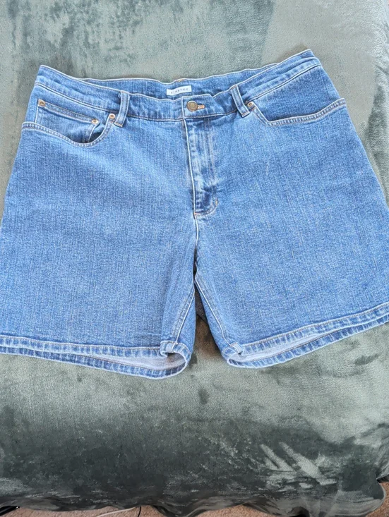 Classic High-Rise Blue Denim Jean Shorts - Five-Pocket Design