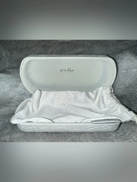 Oakley White Hard Clamshell Eyeglasses Case With Matching Pouch
