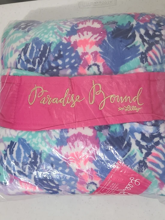 NIP Lilly Pulitzer Paradise Bound Travel Blanket Roll Up Fleece Throw New