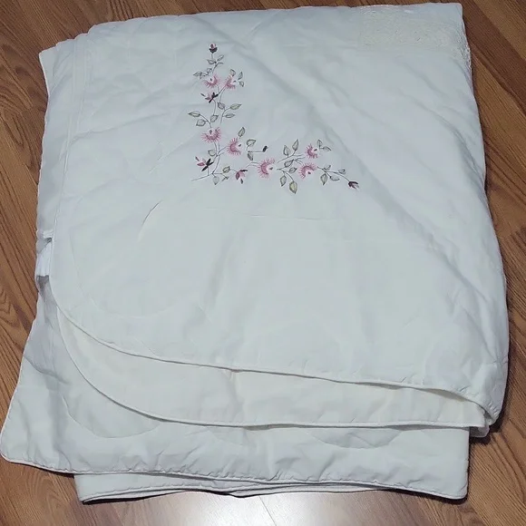 Off white cream floral crocheted detail King sized blanket quilt jcp home large
