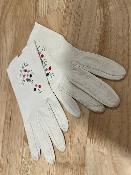 Vintage Dainty Leather Gloves White w Embroidered Floral Small JL