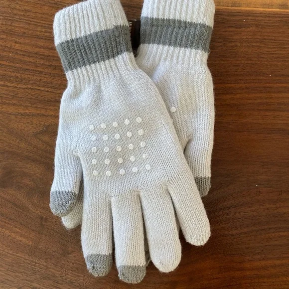 NWOT Muk Luks Women’s Gloves Grey Touch Screen Use Capable