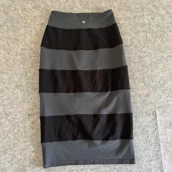 Lululemon Size 6 Striped Black Grey Luon Athletic Midi‎ BodyconPencil Skirt