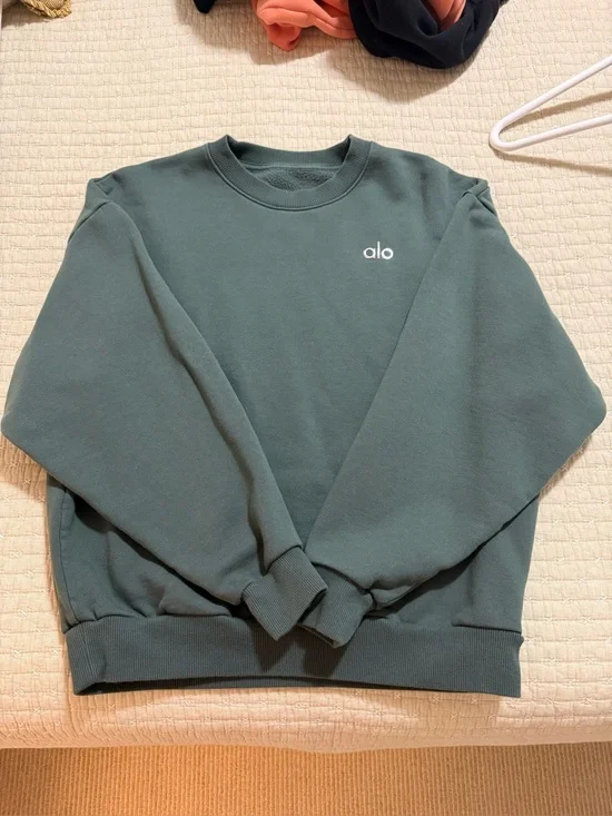 ALO Accolade Crewneck Sweatshirt in Dark Green