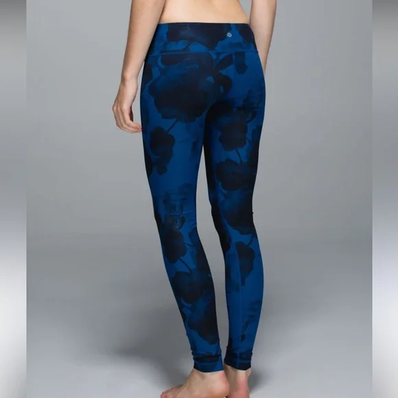 ORIGINAL WUNDER UNDER LUXTREME LULULEMON BLACK & BLUE JUMBO INKY FLORAL