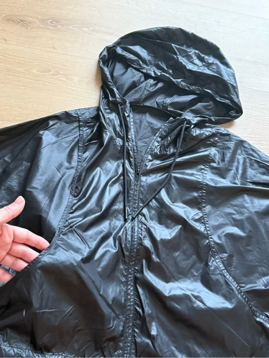 ALO Black Hooded Lightweight Shell Jacket- impermiable