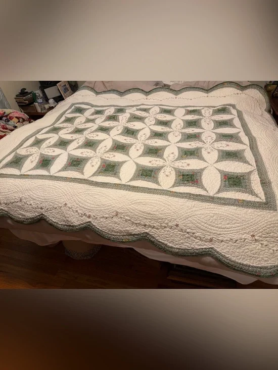 Vintage JCP Queen Double Wedding Ring & Floral Embroidery Quilt, EUC