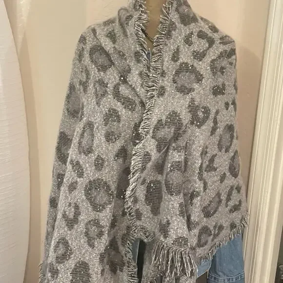 Collectionsightsee large wrap shawl gray cheetah