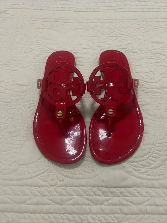 Tory Burch Patent Leather Logo Thong Sandals in Red