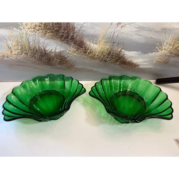 Vintage Emerald Green Glass Seashell Bowls Scalloped Clam‎ Shell Dish Set of 2