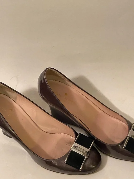 Kate Spade New York Bowdie Wedge Grey Patent Leather Pumps Bow Accent Italy Sz 7