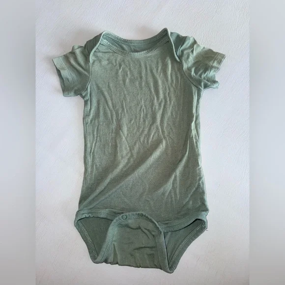 KYTE baby green onesie‎