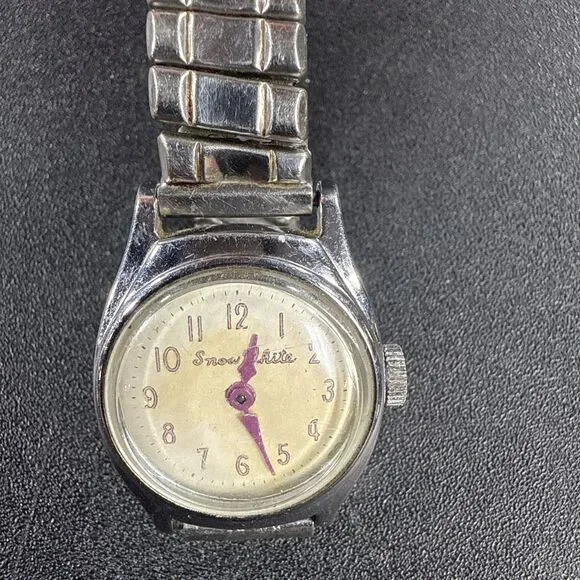 VINTAGE 1960's WORKING SNOW WHITE WIND UP WATCH TIME PIECE WITH BAND