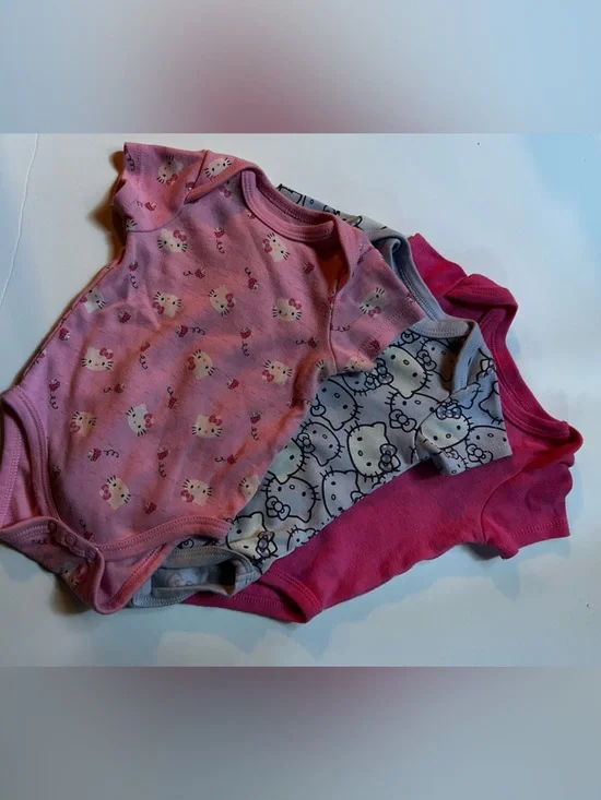 Hello Kitty Sanrio Baby Girl 9M Onesie Bundle 3pc EUC Bodysuits