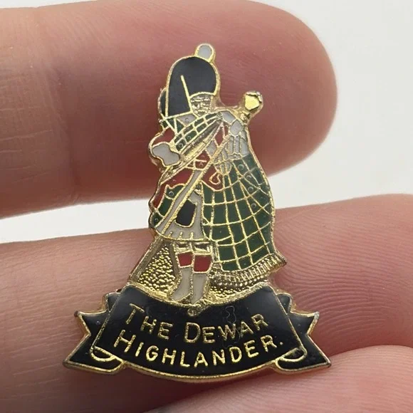 The Dewar Highlander Scotch Whisky Liquor Alcohol Mascot Lapel Hat Pin
