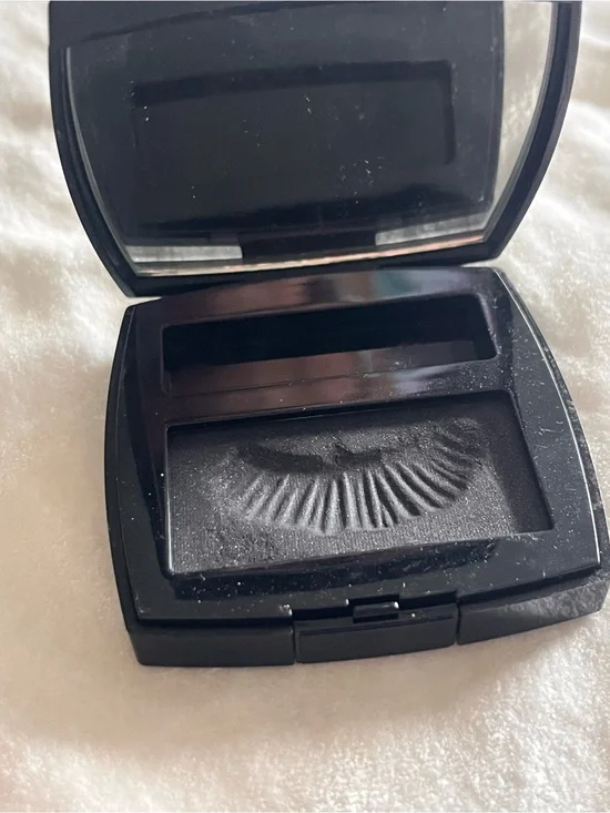 CHANEL Black Pressed Eyeshadow with False Lash Impression