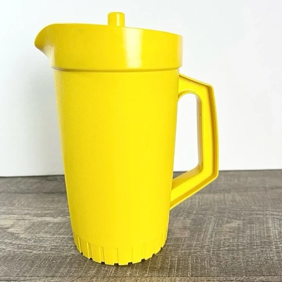 Vintage Tupperware Bright‎ Yellow 1 Quart Pitcher #874-7 with Push Button Lid