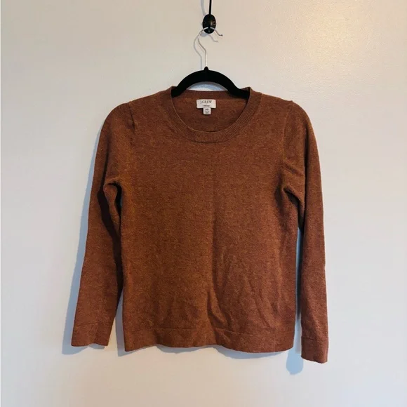 J crew teddie wool sweater with scoop neck size xs, has piling under arms