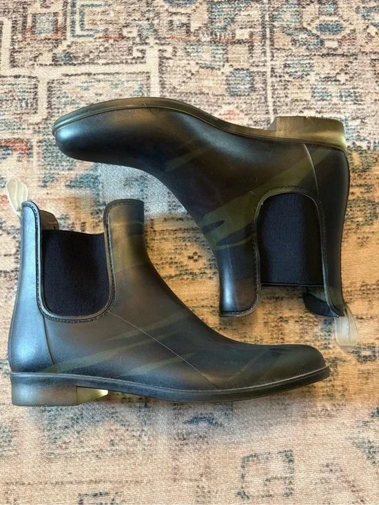 J. crew camo print Chelsea boots, Women’s 8