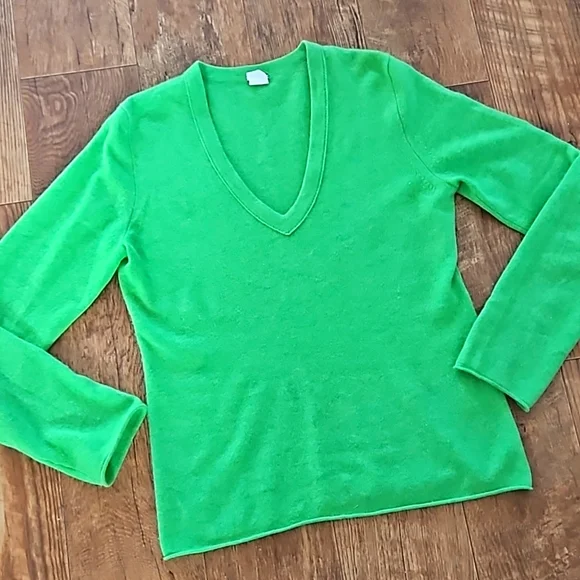 💚 Cashmere Long Sleeved V-Neck Top, Size Medium, Price FIRM