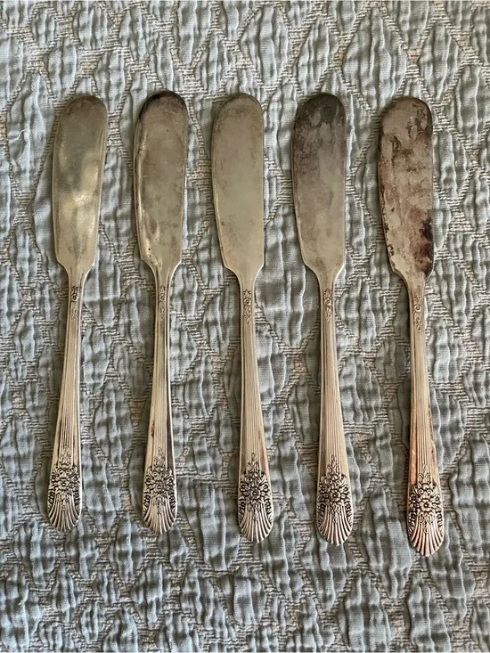 5 VTG WM ROGERS MFG. & CO. SILVER MIST PATTERN SILVER PLATE 6” BUTTER SPREADERS