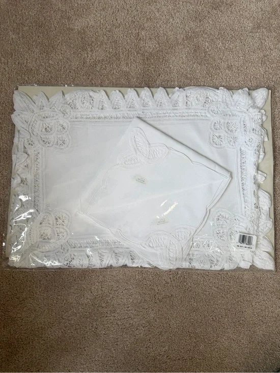 Lace Placemat and Napkin Set of 4 NIB eyelet lace placemat