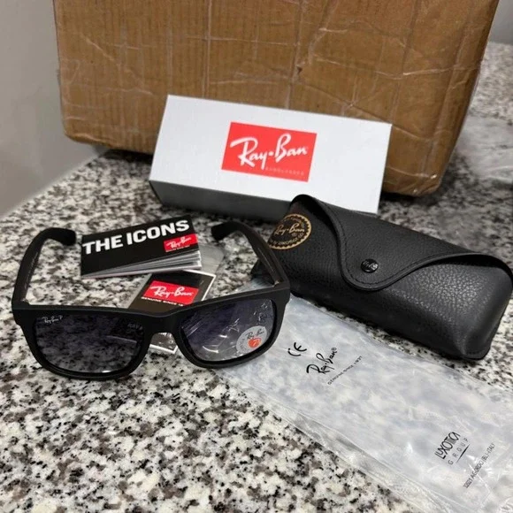 Ray-Ban Justin Classic Sunglasses RB4165 Matte Black Grey Gradient Polarized NIB